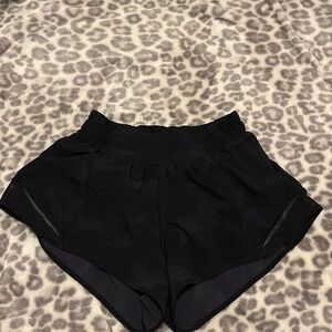 Lululemon hotty hot low-rise lined short 2.5”